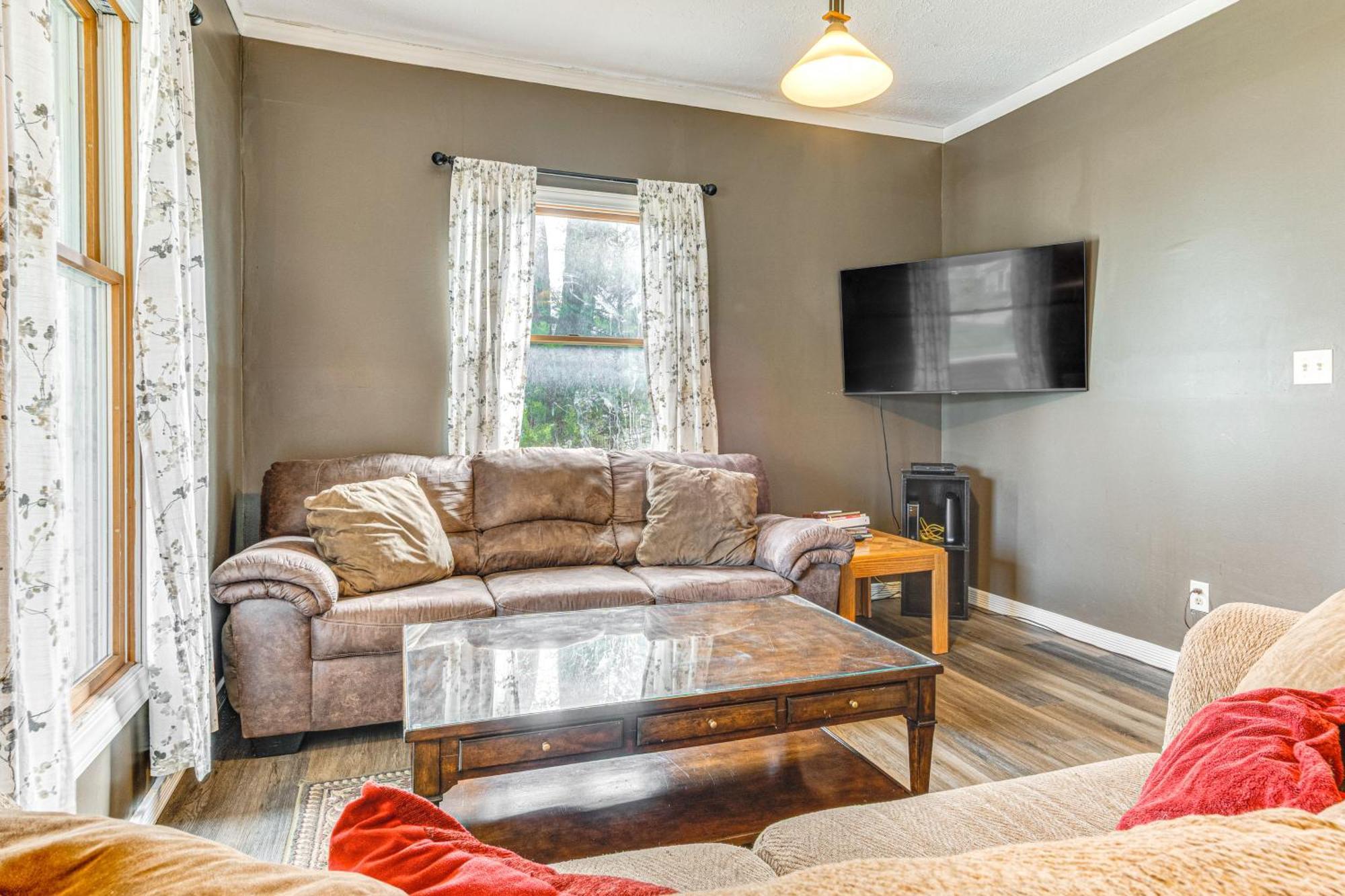 The Junction Victorian Home In Quaint Fortville! Bagian luar foto